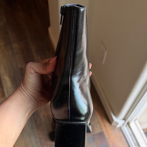 Elegant Black Women's Boots - Picture 4 of 12